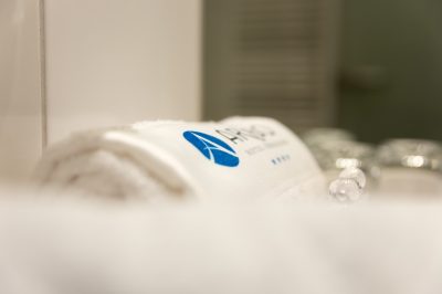 Handtuch im Wellnessbereich des ARIBO Hotels Erbendorf